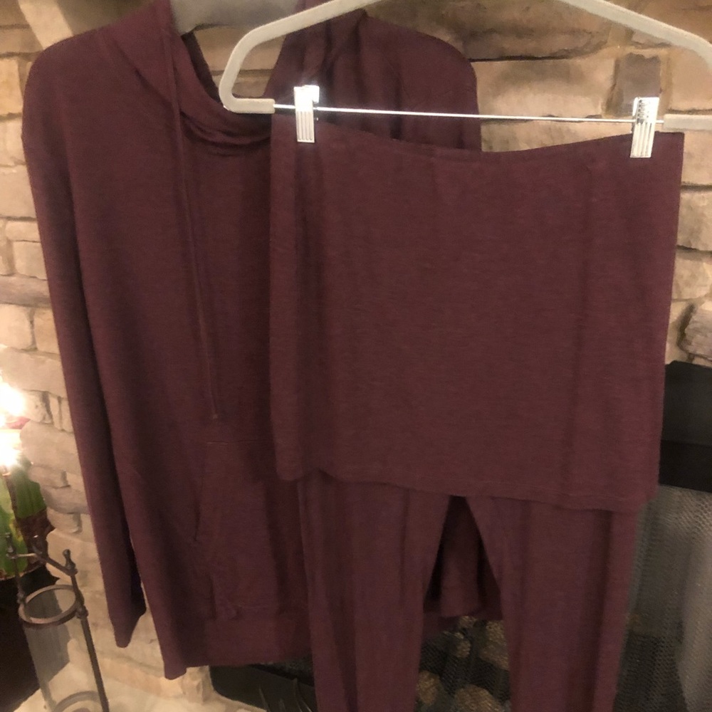Cabi m’leggings and matching hooded long sleeve jersey.